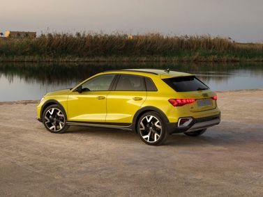 Audi A3 عملية فيس ليفت IV (8 سنوات)، هاتشباك 5 أبواب Allstreet — منظر خلفي بزاوية ثلاثة أرباع