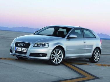 Audi A3 II (8P) II (8P) فيس ليفت 2، هاتشباك 3 أبواب — منظر أمامي أيسر