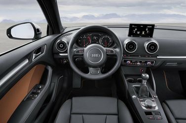 Audi A3 III (8 فولت)، سيدان — منطقة السائق