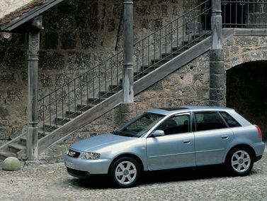Audi A3 I (8 لتر)، هاتشباك 5 أبواب — منظر أمامي أيمن
