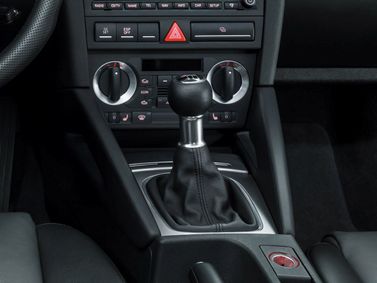 Audi A3 II (8P) II (8P) فيس ليفت 1، هاتشباك 5 أبواب Sportback — الكونسول الوسطي