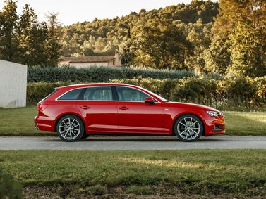 Audi A4 V (B9)، واجون 5 أبواب — منظر من الجانب الأيمن