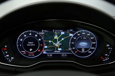Audi A4 V (B9)، سيدان — لوحة العدادات