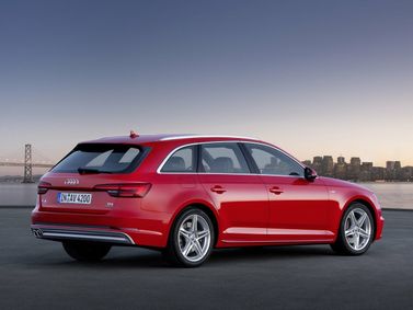 Audi A4 V (B9)، واجون 5 أبواب — منظر خلفي أيمن