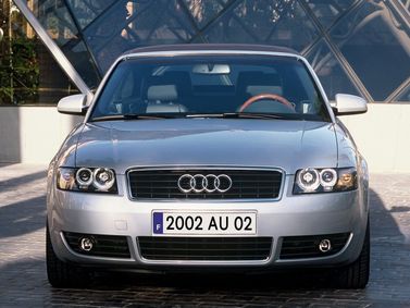 Audi A4 II (B6)، قابلة للتحويل — منظر أمامي