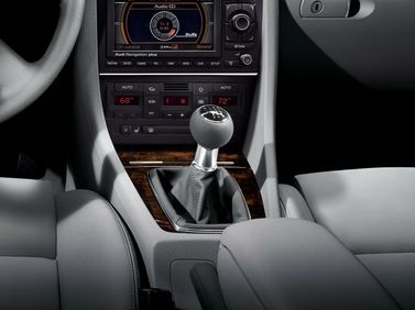 Audi A4 III (B7)، سيدان — الكونسول الوسطي
