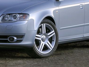 Audi A4 III (B7)، سيدان — منظر أمامي أيسر