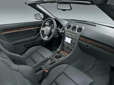 Audi A4 III (B7)، قابلة للتحويل — منطقة السائق