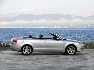 Audi A4 III (B7)، قابلة للتحويل — منظر من الجانب الأيمن