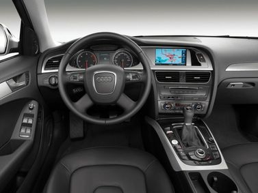 Audi A4 IV (B8)، سيدان — منطقة السائق