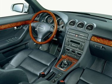 Audi A4 II (B6)، قابلة للتحويل — منطقة السائق