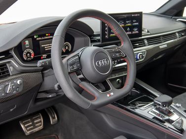 Audi A4 فيس ليفت V (B9) V (B9)، سيدان — عجلة القيادة