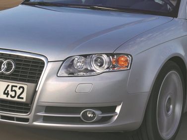 Audi A4 III (B7)، سيدان — الجزء الأمامي من السيارة عن قرب
