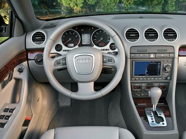 Audi A4 III (B7)، قابلة للتحويل — منطقة السائق