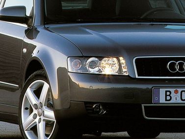 Audi A4 II (B6)، سيدان — منظر أمامي أيمن
