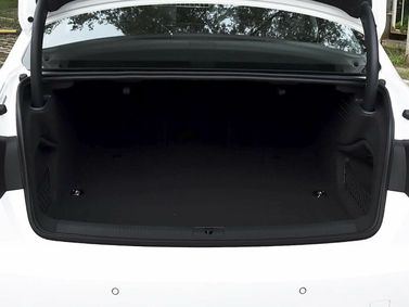 Audi A4 V (B9)، سيدان Long — حجرة الأمتعة