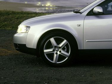 Audi A4 II (B6)، واجون 5 أبواب — منظر أمامي أيسر