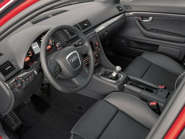 Audi A4 III (B7)، سيدان — منطقة السائق