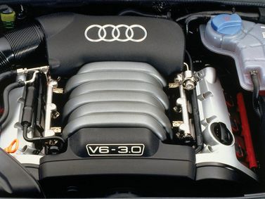 Audi A4 II (B6)، سيدان — حجرة المحرك