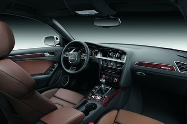 Audi A4 عملية فيس ليفت IV (B8)، سيدان — منطقة السائق