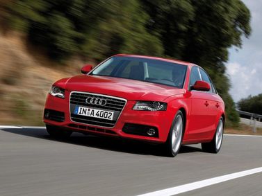 Audi A4 IV (B8)، سيدان — منظر أمامي أيمن