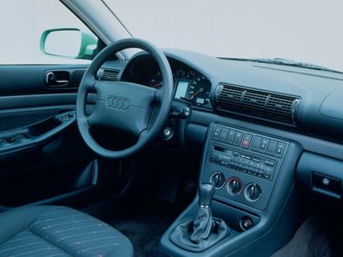 Audi A4 I (B5)، واجون 5 أبواب — منطقة السائق