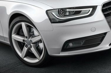 Audi A4 عملية فيس ليفت IV (B8)، واجون 5 أبواب — الجزء الأمامي من السيارة عن قرب