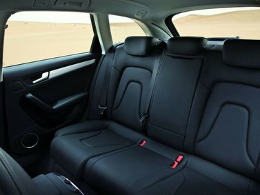 Audi A4 IV (B8)، سيدان — المقاعد الخلفية