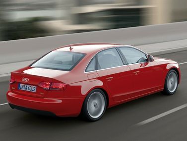 Audi A4 IV (B8)، سيدان — منظر خلفي أيمن