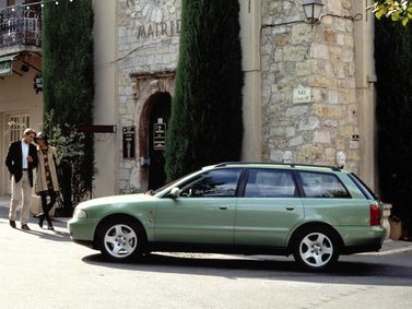 Audi A4 I (B5)، واجون 5 أبواب — منظر من الجانب الأيسر