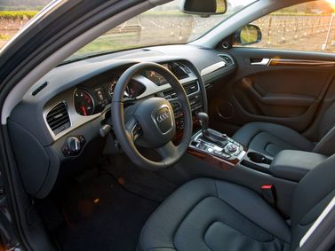 Audi A4 IV (B8)، سيدان — منطقة السائق