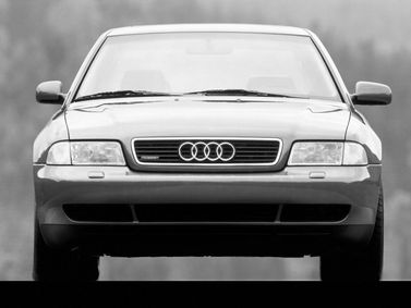 Audi A4 I (B5)، سيدان — منظر أمامي