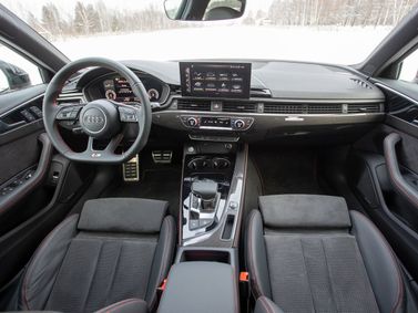 Audi A4 فيس ليفت V (B9) V (B9)، سيدان — لوحة القيادة
