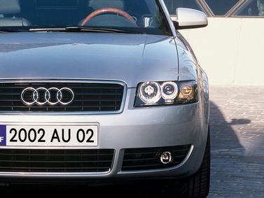 Audi A4 II (B6)، قابلة للتحويل — منظر أمامي أيمن