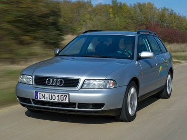 Audi A4 I (B5)، واجون 5 أبواب — منظر أمامي أيسر
