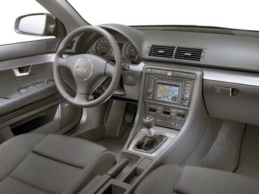 Audi A4 II (B6)، سيدان — لوحة القيادة