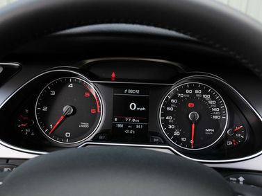 Audi A4 عملية فيس ليفت IV (B8)، سيدان — لوحة العدادات
