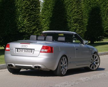 Audi A4 II (B6)، قابلة للتحويل — منظر خلفي أيمن