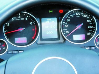 Audi A4 II (B6)، قابلة للتحويل — لوحة العدادات