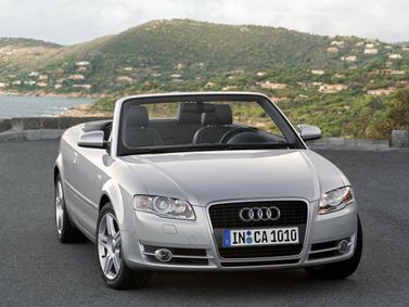 Audi A4 III (B7)، قابلة للتحويل — منظر أمامي أيمن