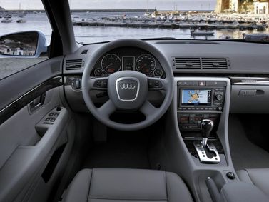 Audi A4 III (B7)، واجون 5 أبواب — لوحة القيادة