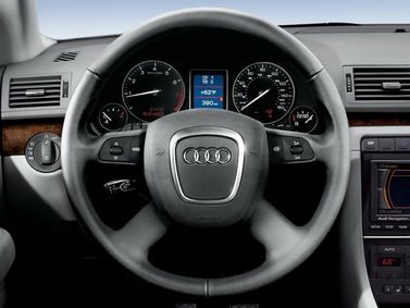 Audi A4 III (B7)، سيدان — عجلة القيادة