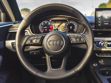 Audi A4 فيس ليفت V (B9) V (B9)، واجون 5 أبواب — عجلة القيادة