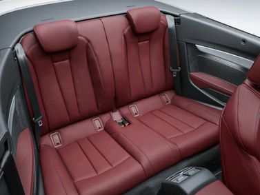 Audi A5 II (F5)، قابلة للتحويل — المقاعد الخلفية
