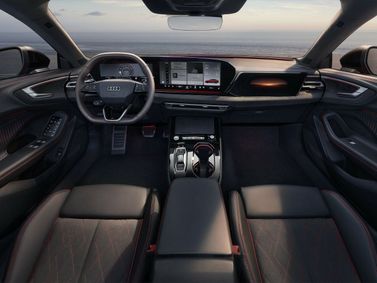 Audi A5 III (B10)، ليفتباك L — منطقة السائق