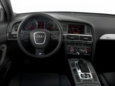 Audi A6 III (C6)، سيدان — لوحة القيادة