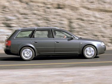 Audi A6 عملية فيس ليفت II (C5)، واجون 5 أبواب — منظر من الجانب الأيسر