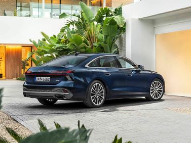 Audi A6 السادس (C9)، سيدان L — منظر خلفي بزاوية ثلاثة أرباع