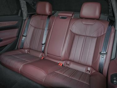 Audi A6 السادس (C9)، سيدان L — المقاعد الخلفية