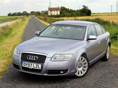 Audi A6 III (C6)، سيدان — منظر أمامي أيمن